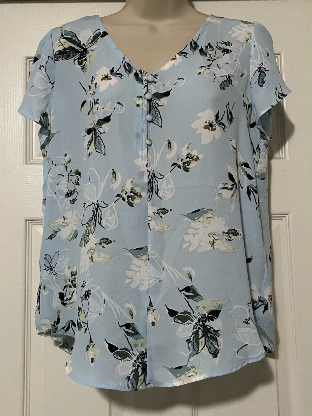 Philosophy Light Blue Floral V-Neck Button-Front Blouse- Med Petite
